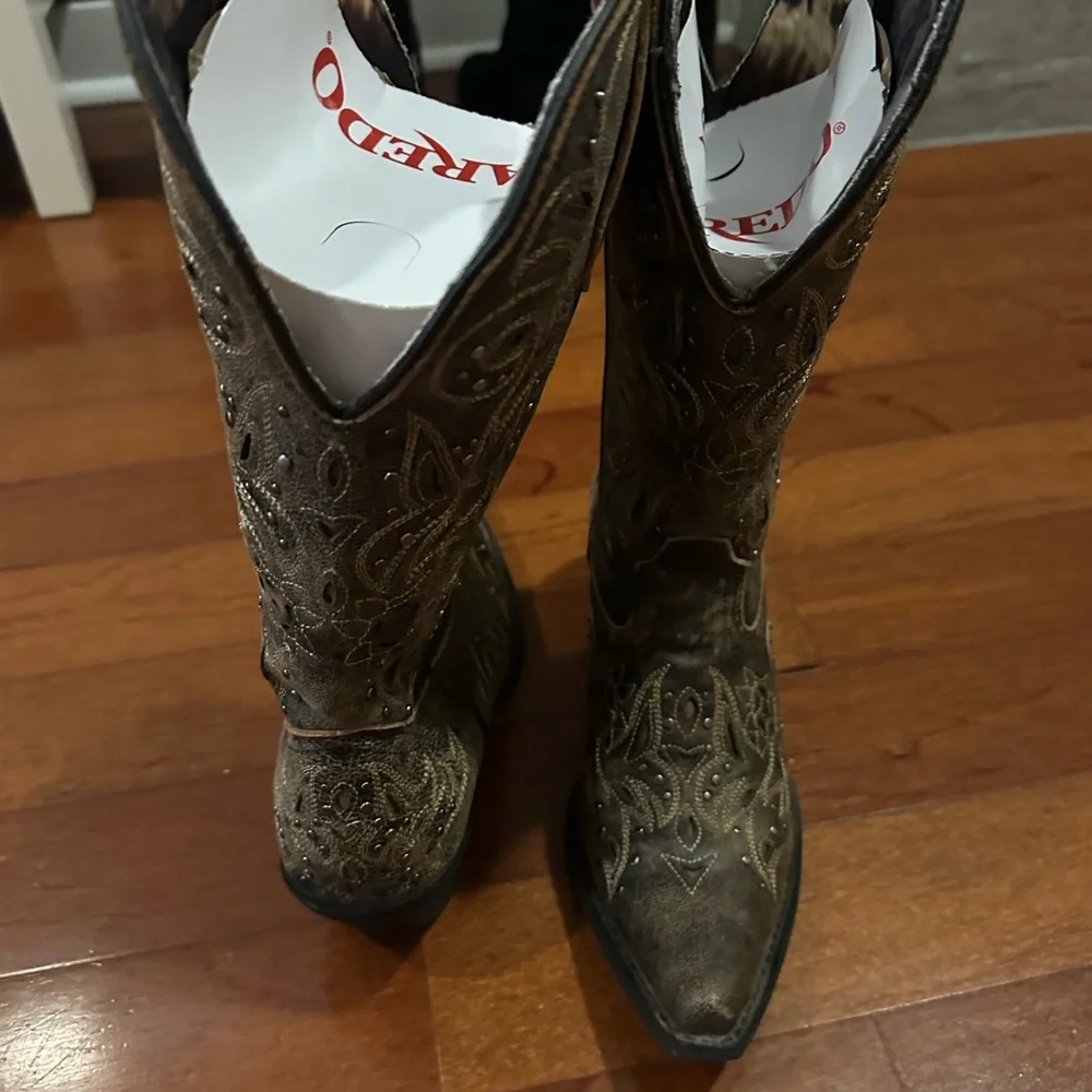 Laredo Brown Heeled Boots with Embroidered Design - Picture 3 of 7